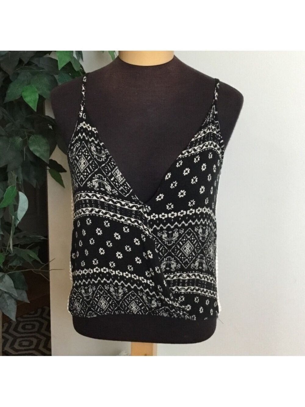 Bella D cropped spaghetti strap tank top Woman’s size medium crochet det…